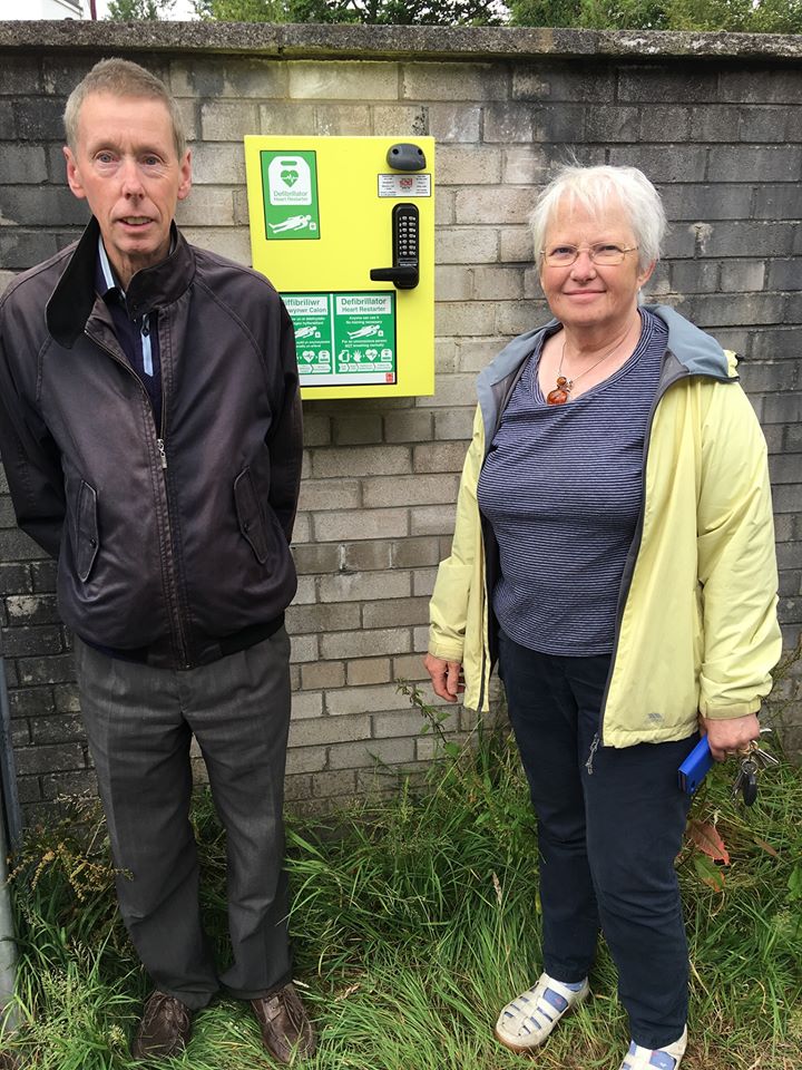 Susan Pyart and Huw Williams with the defibrillator